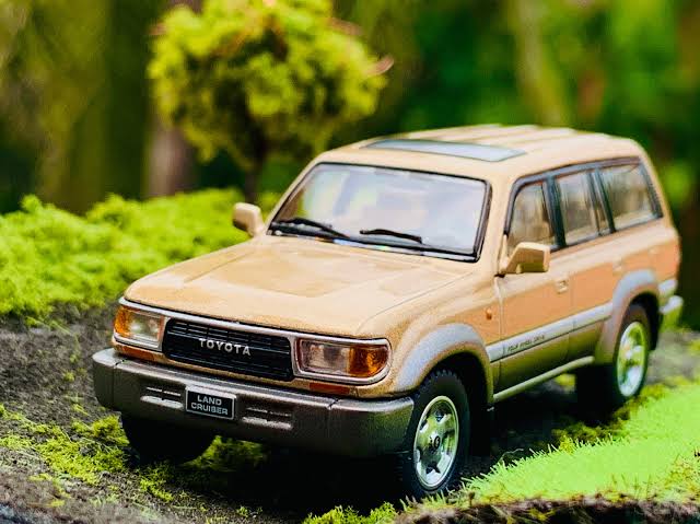 1994 Toyota Land Cruiser (LC80) Sand Gold - MASDI 1:64 - Image 2