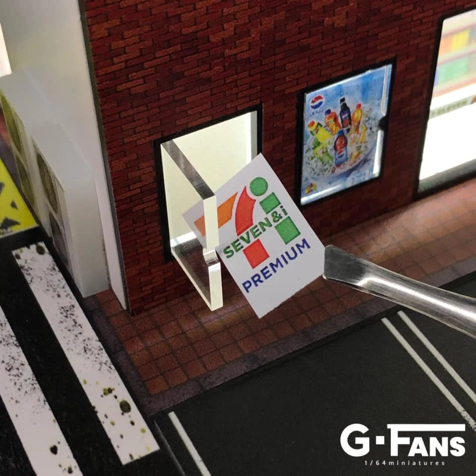 7-11 (7-ELEVEN) W/Parking Lot Diorama Display with LED Lights G-FANS 1:64 - Image 10