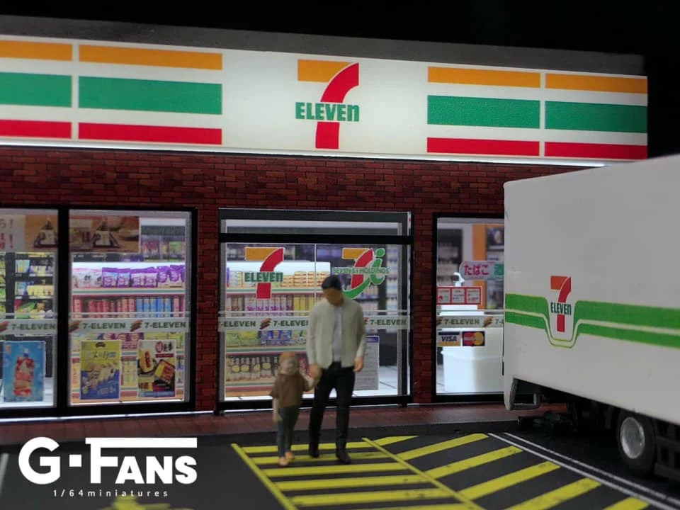 7-11 (7-ELEVEN) W/Parking Lot Diorama Display with LED Lights G-FANS 1:64 - Image 3