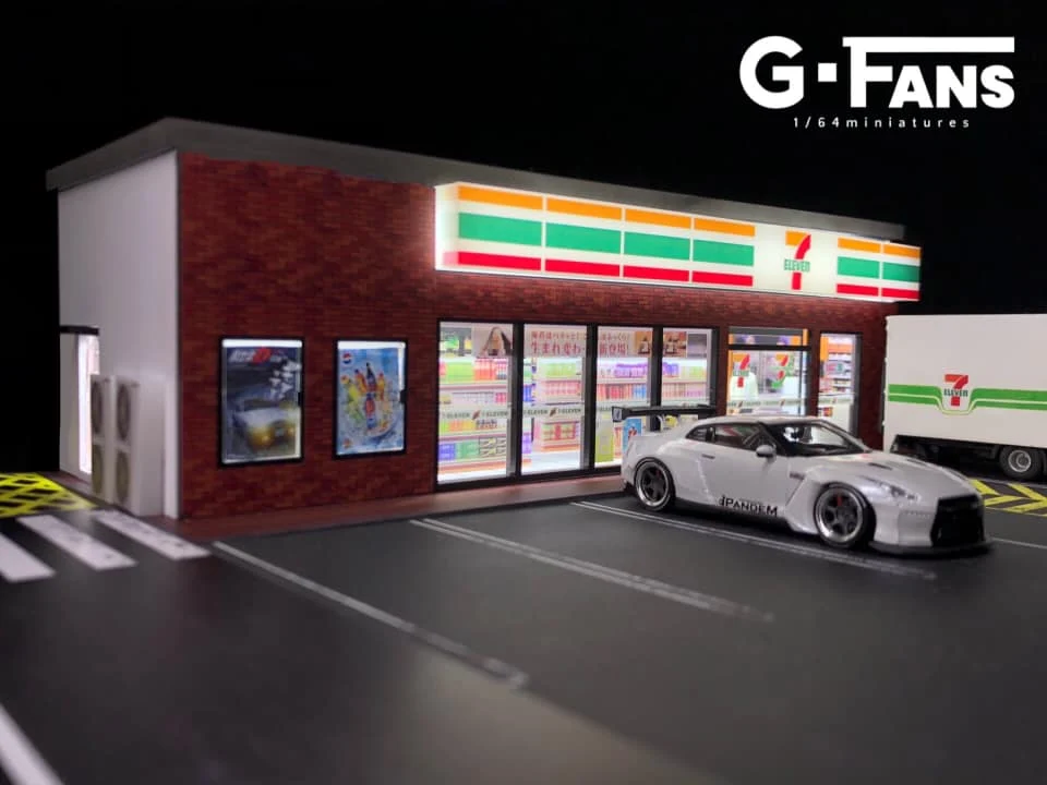 7-11 (7-ELEVEN) W/Parking Lot Diorama Display with LED Lights G-FANS 1:64 - Image 6