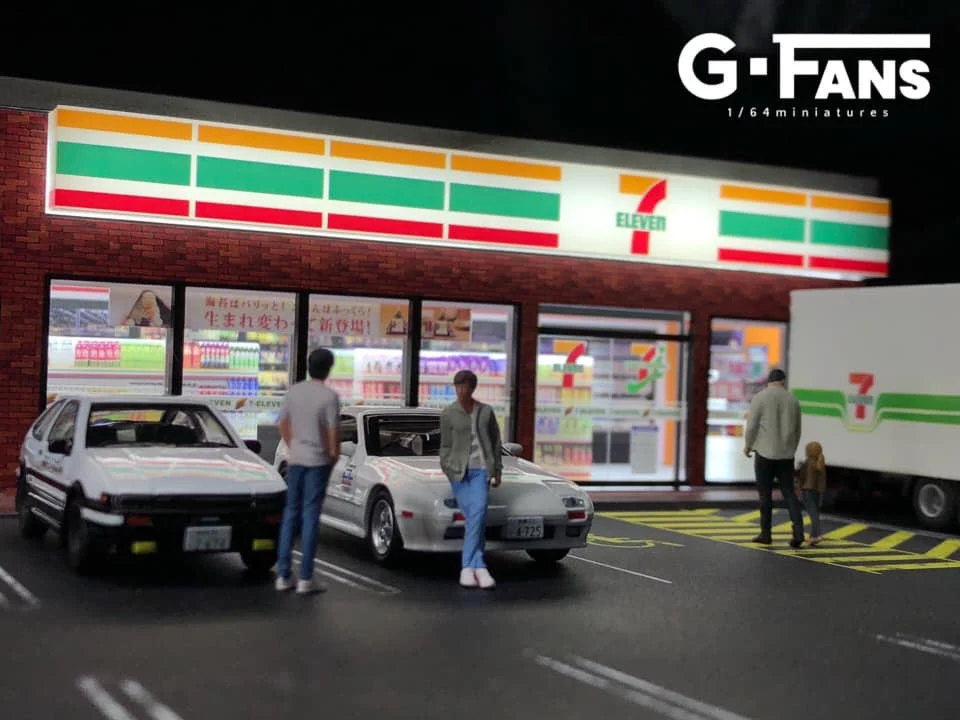 7-11 (7-ELEVEN) W/Parking Lot Diorama Display with LED Lights G-FANS 1:64 - Image 7