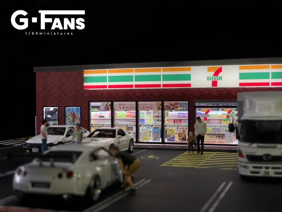 7-11 (7-ELEVEN) W/Parking Lot Diorama Display with LED Lights G-FANS 1:64 - Image 8