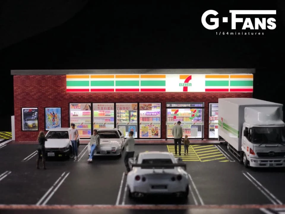 7-11 (7-ELEVEN) W/Parking Lot Diorama Display with LED Lights G-FANS 1:64 - Image 9