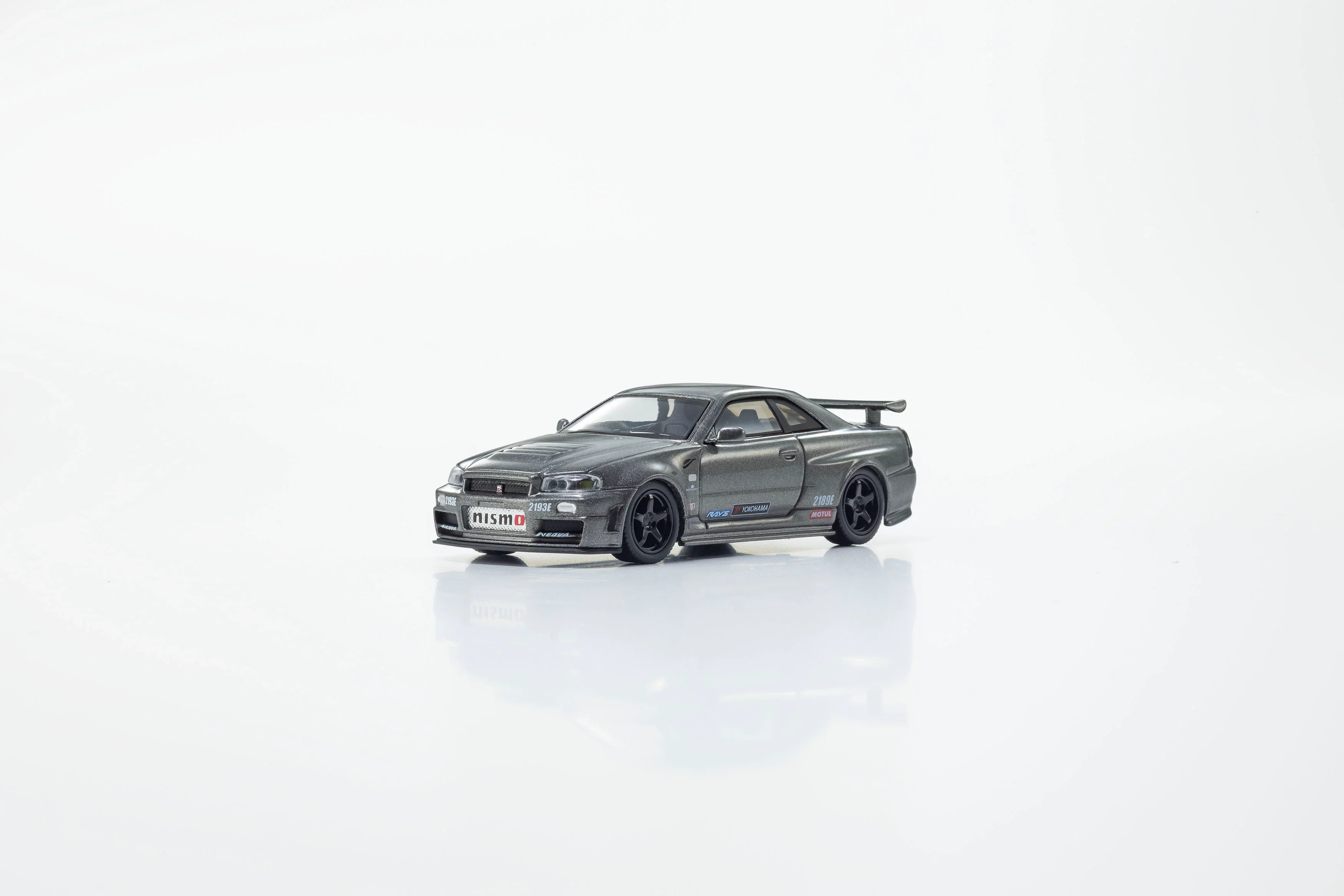 NISSAN SKYLINE GT-R with LED Grey (NISMO BNR34 CRS Version) - Kyosho - Image 3