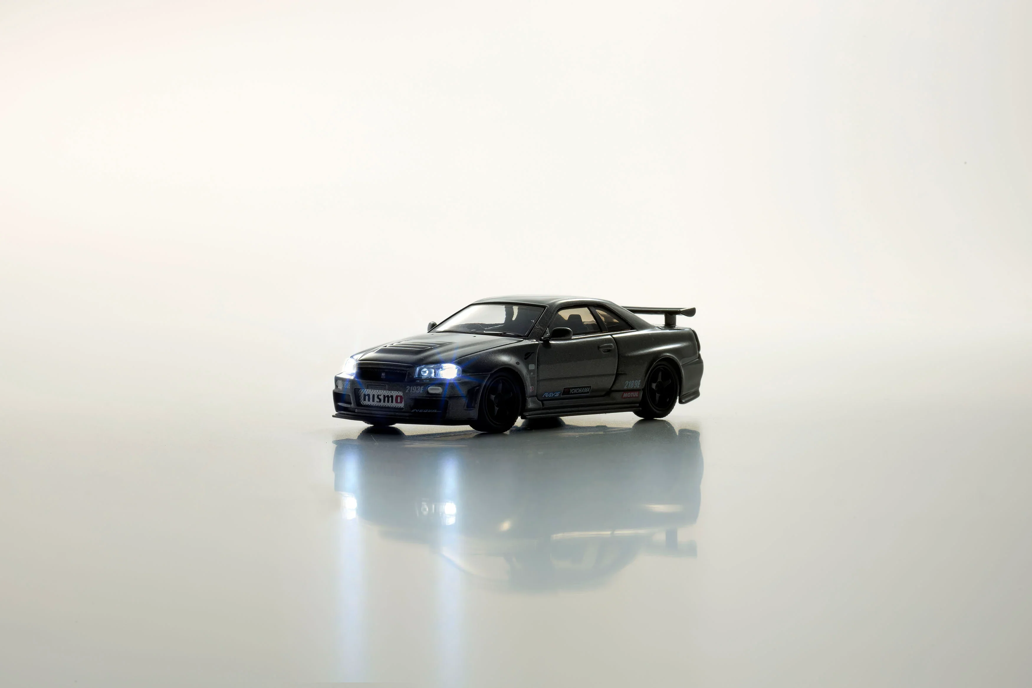 NISSAN SKYLINE GT-R with LED Grey (NISMO BNR34 CRS Version) - Kyosho - Image 4