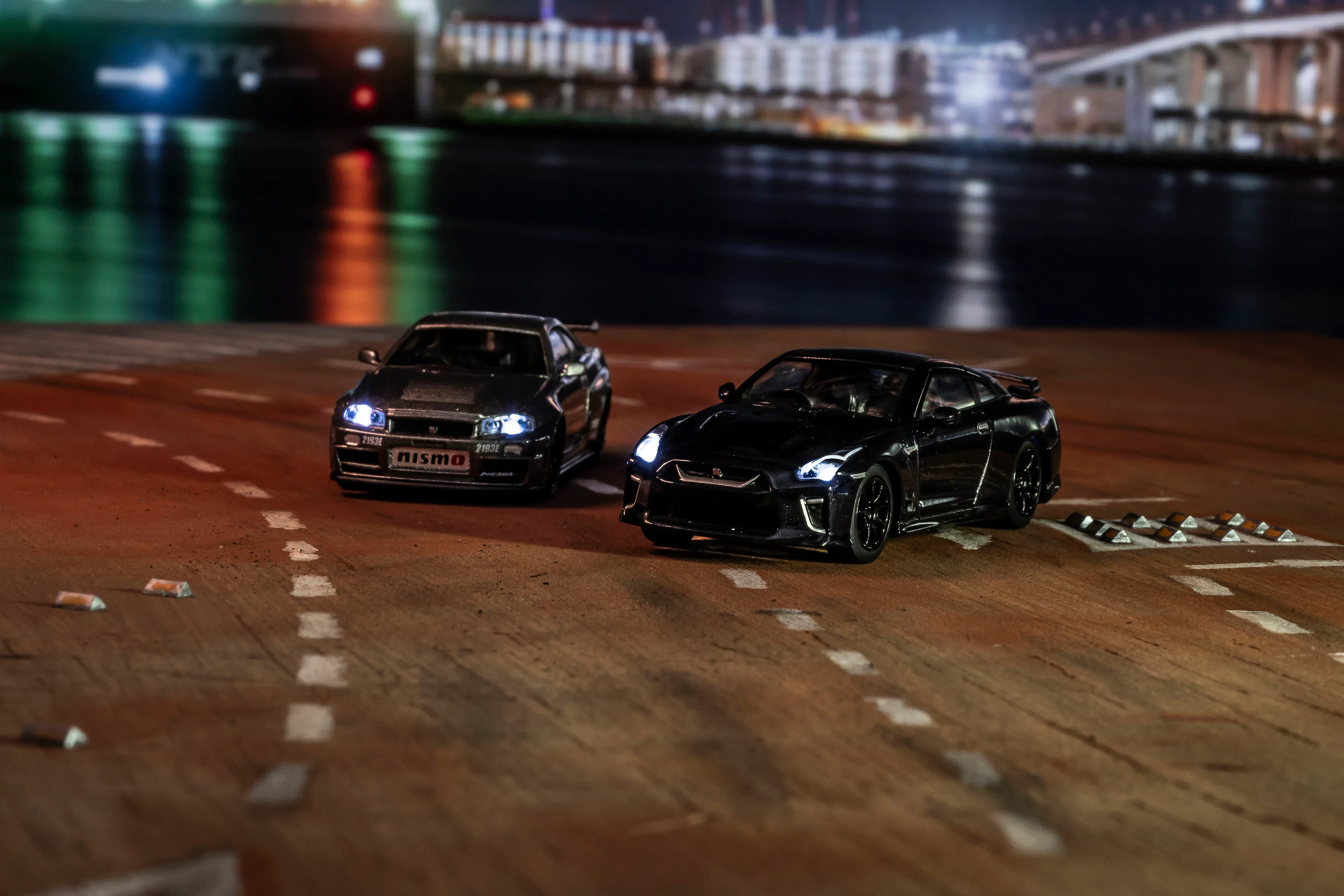 NISSAN SKYLINE GT-R with LED Grey (NISMO BNR34 CRS Version) - Kyosho - Image 9