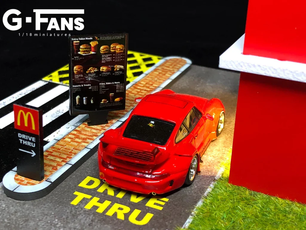MCDONALDS RESTAURANT PARKING LOT DIORAMA DISPLAY W/LEDS G-FANS 1:64 - Image 7