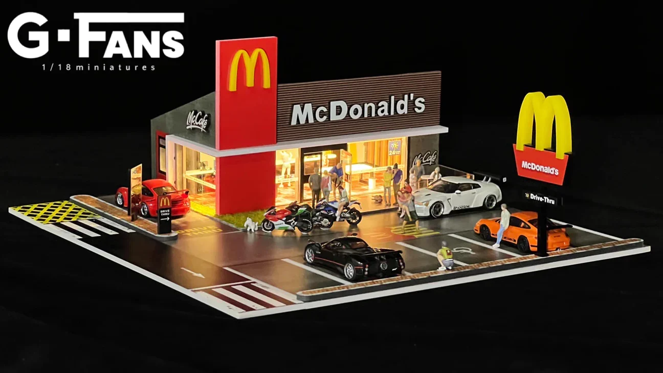 MCDONALDS Restaurant Parking Lot Diorama Display with LED Lights 1:64 Scale
