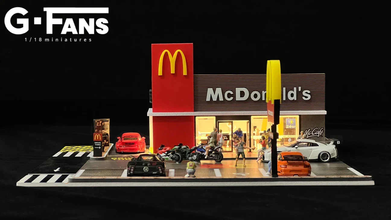MCDONALDS Restaurant Parking Lot Diorama Display with LED Lights 1:64 Scale - Image 3