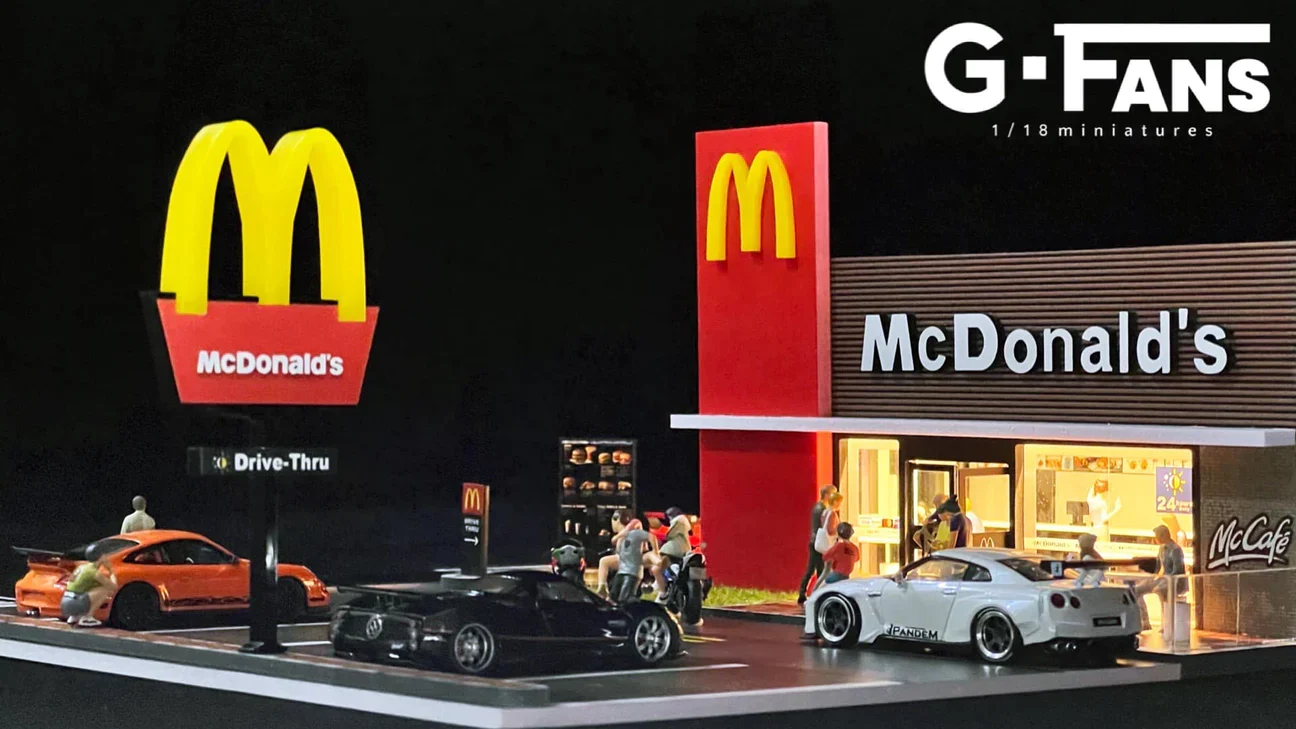 MCDONALDS Restaurant Parking Lot Diorama Display with LED Lights 1:64 Scale - Image 4