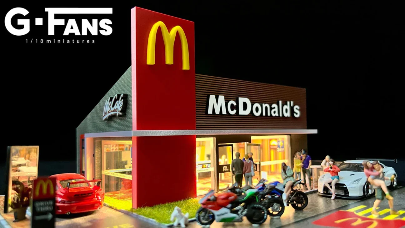 MCDONALDS Restaurant Parking Lot Diorama Display with LED Lights 1:64 Scale - Image 5