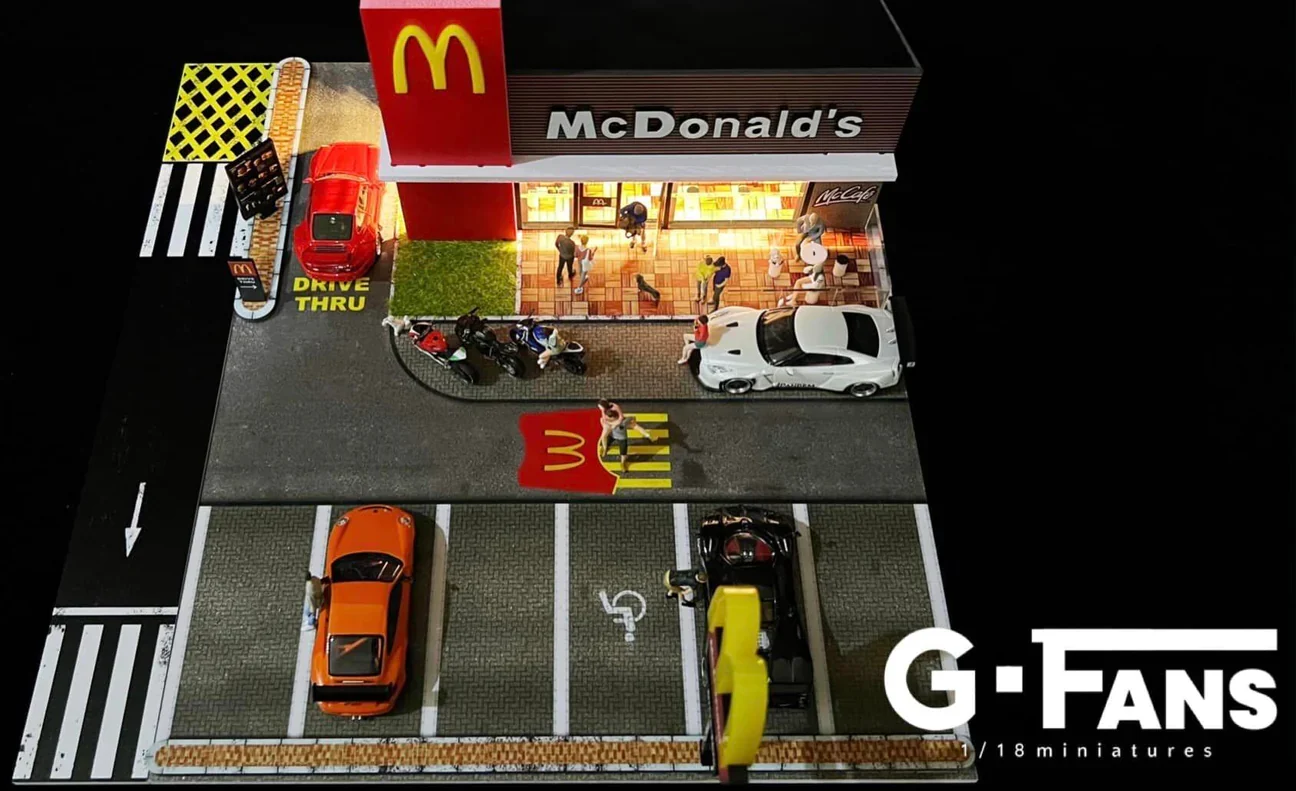 MCDONALDS Restaurant Parking Lot Diorama Display with LED Lights 1:64 Scale - Image 6