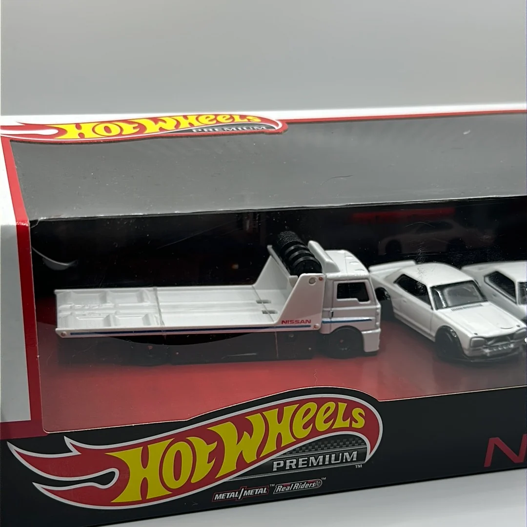 Nissan Diorama Boxed Set Hotwheels Premium *Damaged Box* - Image 3