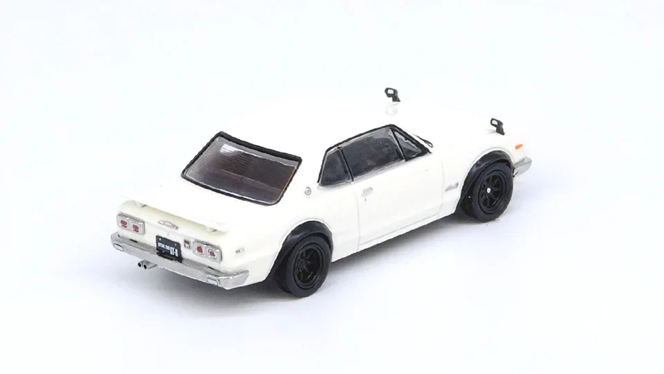 NISSAN SKYLINE 2000 GT-R (KPGC10) WHITE INNO64 1:64 - Image 3