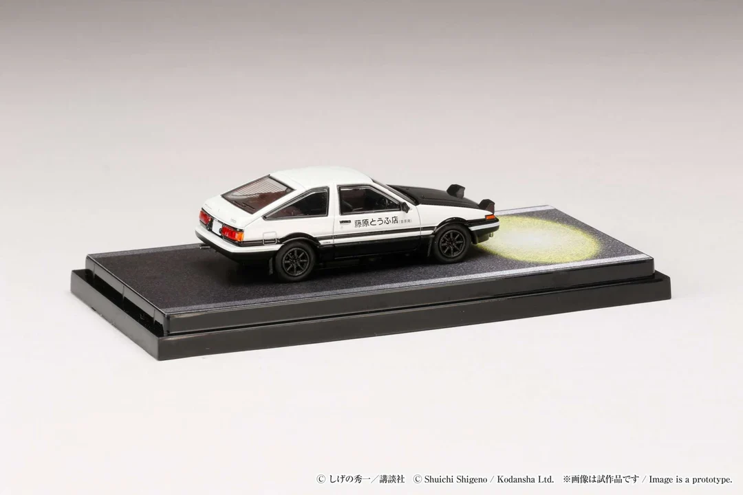 TOYOTA SPRINTER TRUENO GT APEX (AE86) / INITIAL D ENGINE MOUNTED MODEL VS TOMOYUKI TACHI - HOBBY JAPAN 1:64 - Image 13