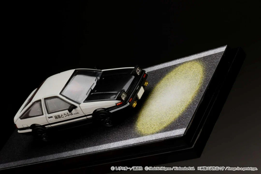TOYOTA SPRINTER TRUENO GT APEX (AE86) / INITIAL D ENGINE MOUNTED MODEL VS TOMOYUKI TACHI - HOBBY JAPAN 1:64 - Image 6